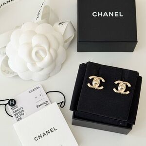 LIKE NEW Chanel CC Earrings, Golden